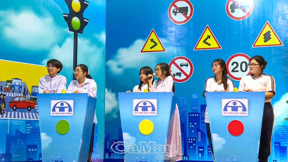 Gameshow “An toàn giao thông - Bình an cuộc sống” tổ chức tại Trường Phổ thông Dân tộc nội trú tỉnh.