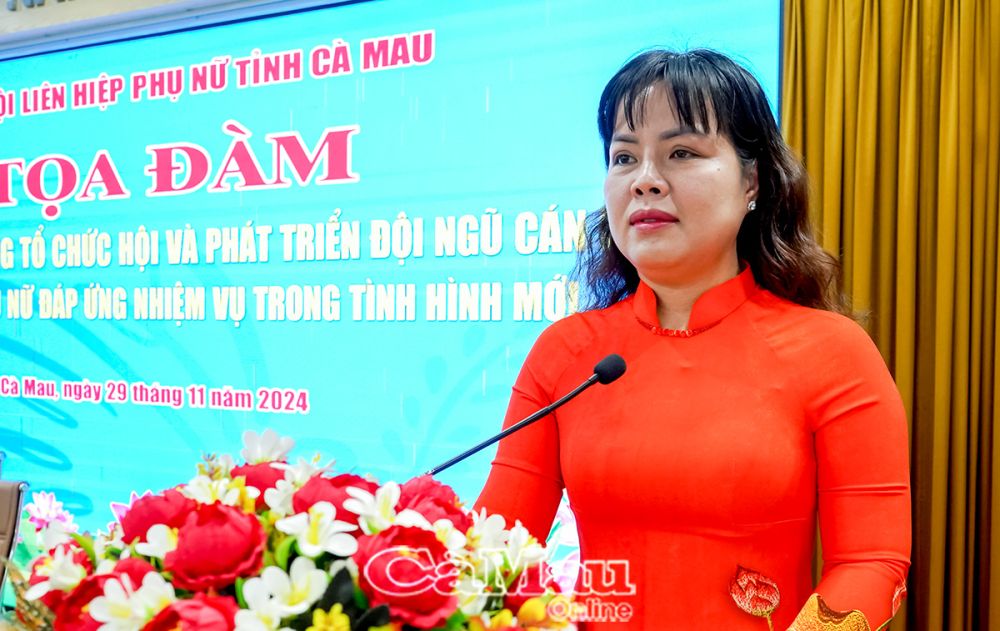 Bà Trần Thị Kiều Yến, Chủ tịch Hội LHPN tỉnh, phát biểu khai mạc toạ đàm.