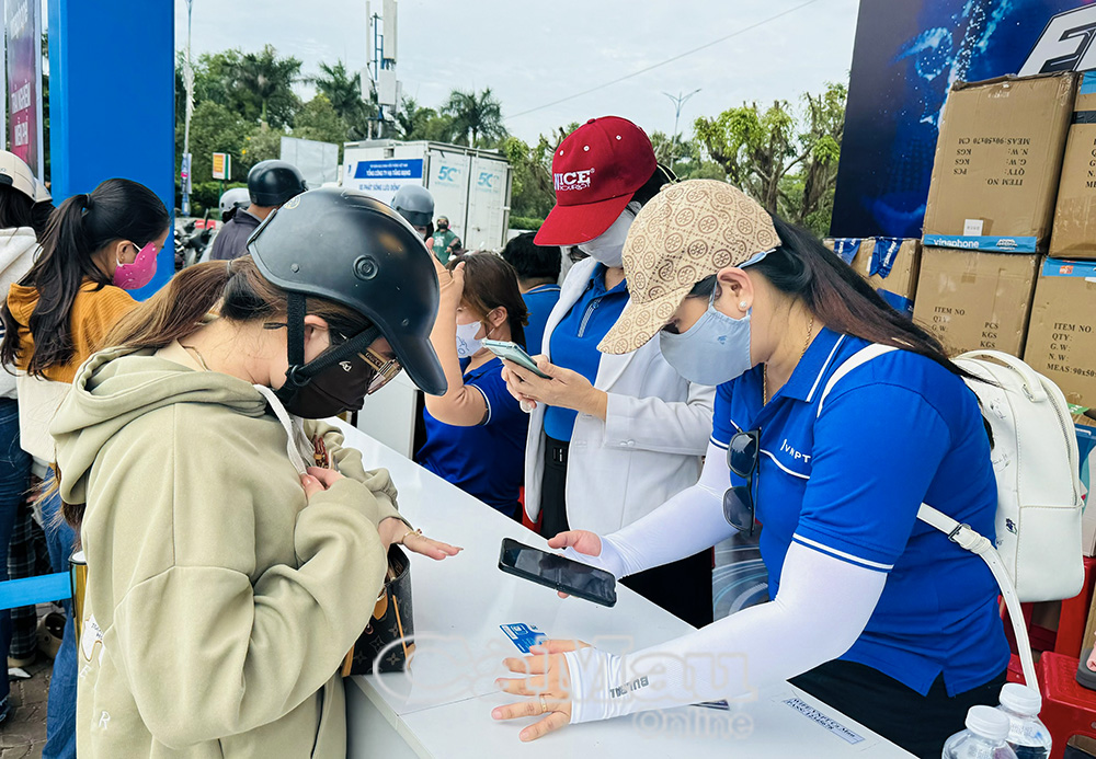 Khách hàng đăng ký dịch vụ của Vinaphone.