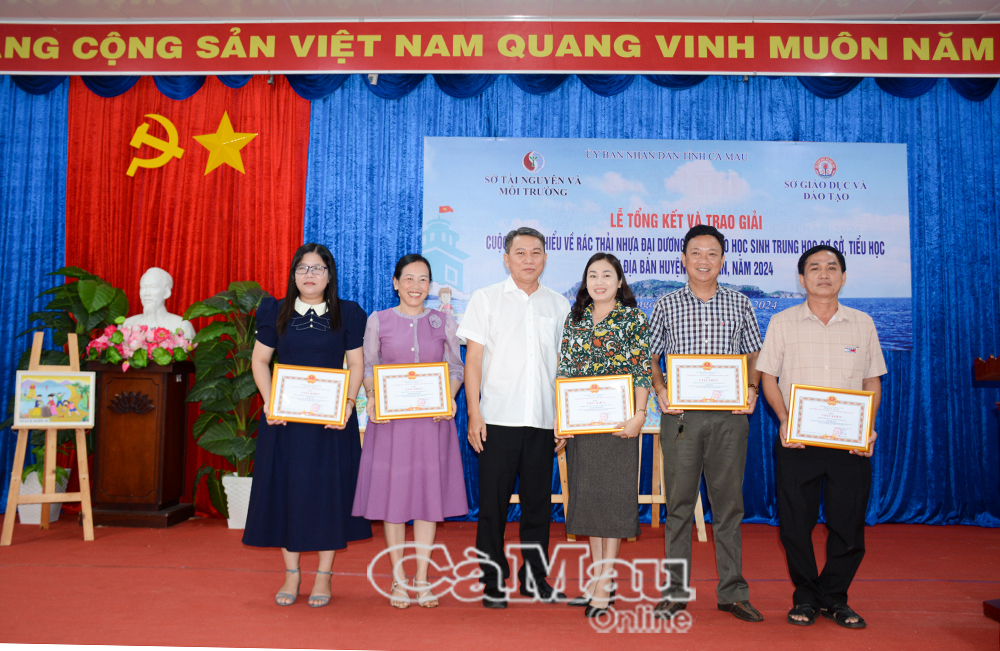 4/ Ông Võ Quốc Thống, Phó trưởng Phòng Mầm non - Phổ thông, Sở Giáo dục và Đào tạo, Trưởng ban Giám khảo cuộc thi, trao giải thưởng cho 5 tập thể trường học.