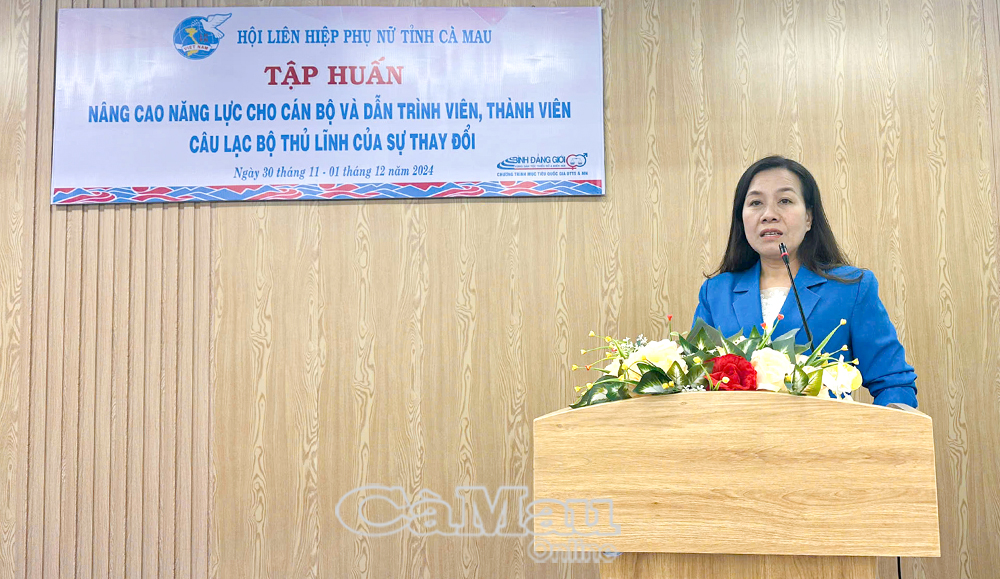 Bà Tiêu Việt Tiên, Phó chủ tịch Hội LHPN tỉnh, phát biểu khai mạc lớp tập huấn.