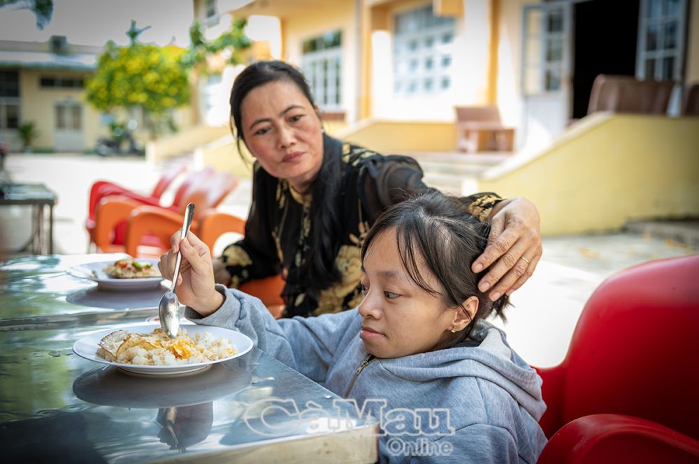 Ðể giúp đỡ thêm cho gia đình, nhà trường đã tạo điều kiện cho mẹ Huỳnh Như làm việc tại căn tin, vừa có thêm thu nhập, vừa thuận tiện đưa đón em đến trường.