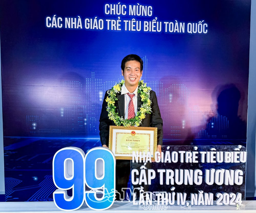 Thầy Hồ Hải Ðăng nhận Giải thưởng “Nhà giáo trẻ tiêu biểu” cấp Trung ương lần thứ IV, năm 2024, diễn ra vào tối 14/11 tại TP Hà Nội. Vinh dự hơn, trong 99 cá nhân đạt danh hiệu đợt này, Ban Tổ chức đã chọn ra hơn 20 cá nhân có thành tích xuất sắc để trao bằng khen của Bộ Giáo dục và Ðào tạo, trong đó có thầy Hồ Hải Ðăng. (Ảnh nhân vật cung cấp)