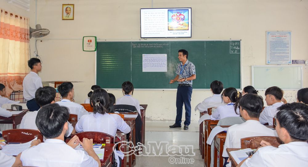 Trong các tiết dạy, thầy Đăng ứng dụng công nghệ thông tin, khai thác hiệu quả tranh ảnh để học sinh cảm thấy hứng thú, thoải mái khi học.