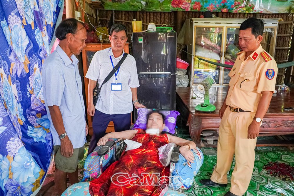 Ðại diện Ban An toàn giao thông tỉnh đến động viên, thăm hỏi gia đình nạn nhân Phạm Hồng Yến, ngụ Ấp 11, xã Khánh Thuận.