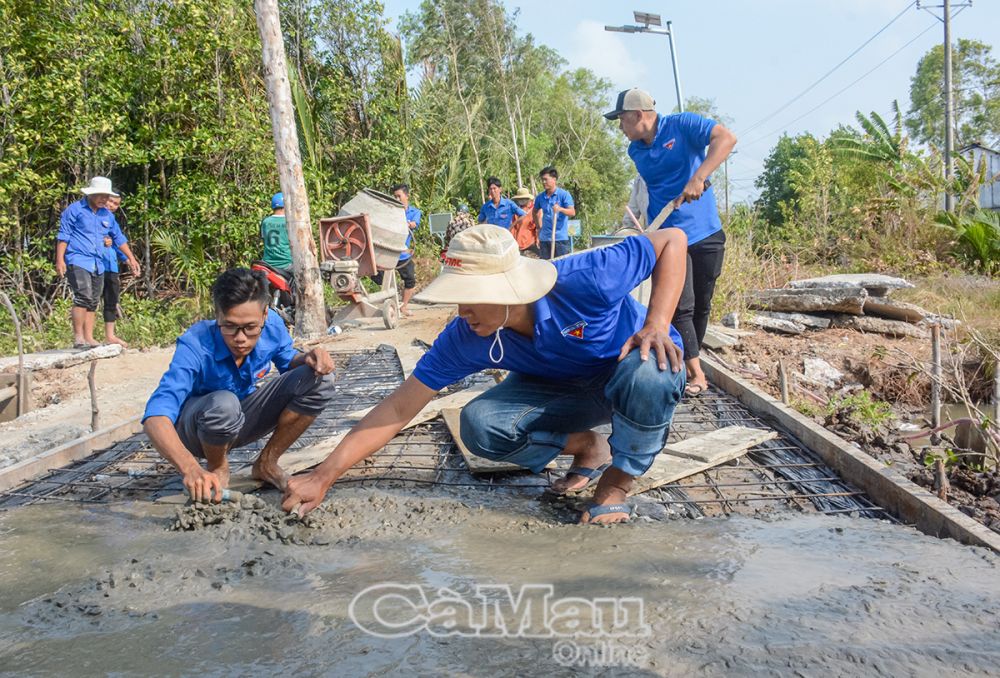 Ðoàn viên, thanh niên xã Tân Dân, huyện Ðầm Dơi, tích cực tham gia làm lộ giao thông nông thôn. Ảnh: TUYẾT MỈNH