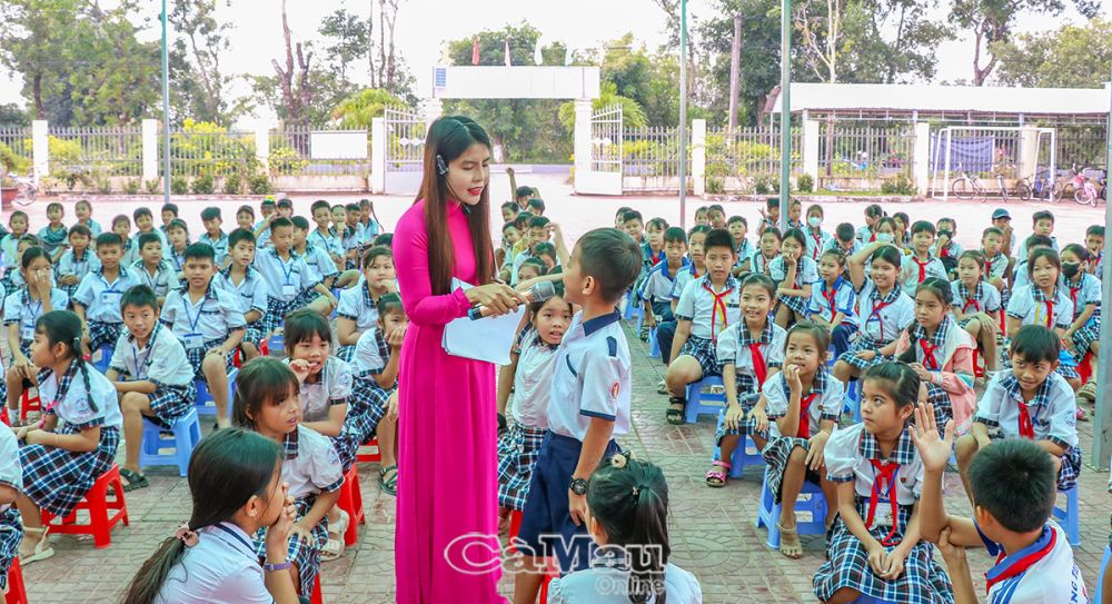 Các em học sinh được nghe và cùng giao lưu với Câu lạc bộ về những câu chuyện, nhân vật, sự kiện lịch sử.