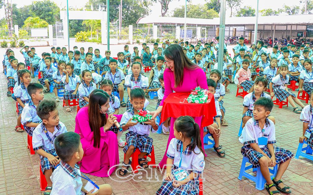 Các em còn được tham gia trò chơi và nhận những phần thưởng khích lệ tinh thần học tập.