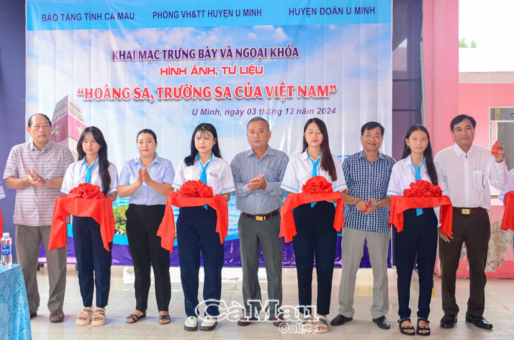 Nghi thức cắt băng khai mạc trưng bày và ngoại khoá hình ảnh,tư liệu Hoàng Sa, Trường Sa tại Nhà Thiếu Nhi huyện U Minh.