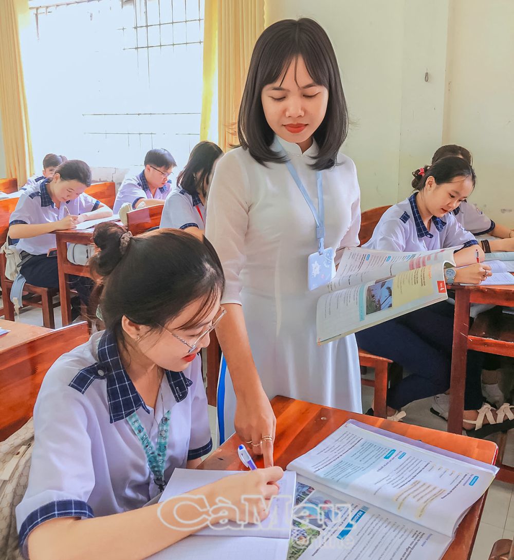 Cán bộ, đảng viên, giáo viên nhà trường luôn tận tuỵ trong giảng dạy, có mối quan hệ gắn bó, gần gũi với học sinh, giúp các em chăm ngoan, học giỏi và đạt nhiều thành tích trong học tập.