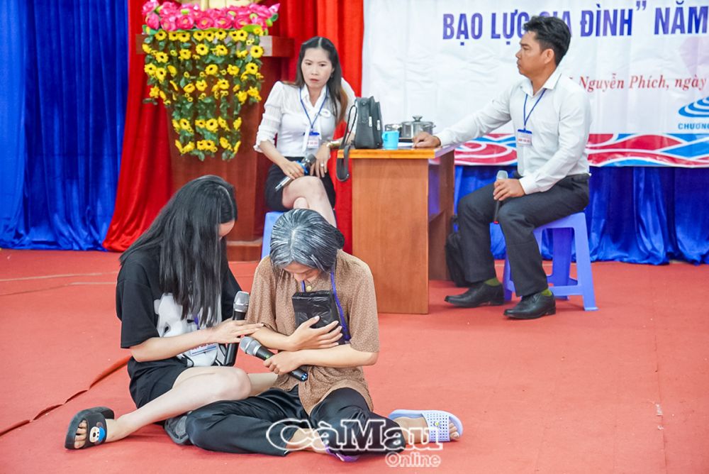 Một số tình trạng bạo lực tinh thần đối với người cao tuổi ngay trong mái ấm gia đình cũng được khắc hoạ sâu sắc.