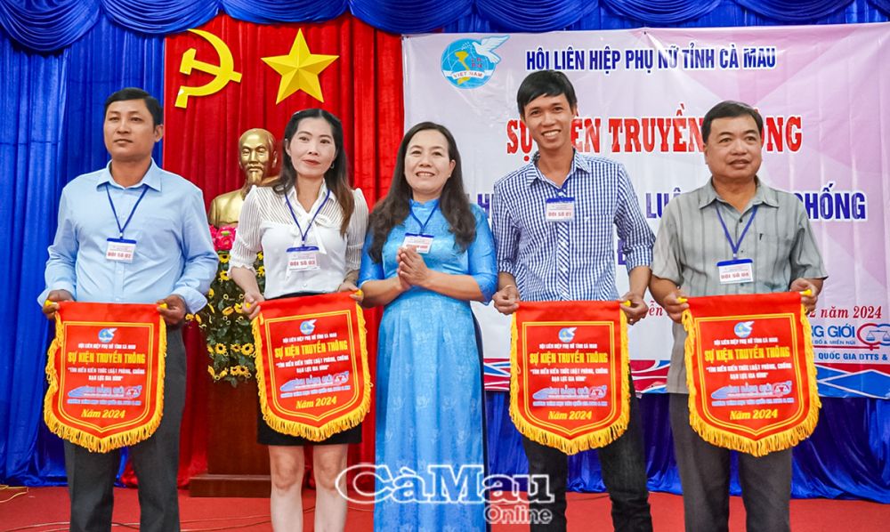 Bà Tiêu Việt Tiên - Phó chủ tịch Hội liên hiệp phụ nữ tỉnh Cà Mau trao cờ lưu niệm cho các đội thi.