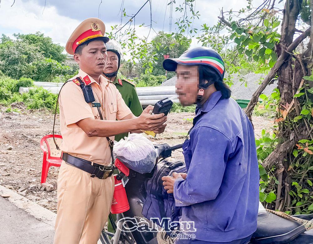 Kiểm tra nồng độ cồn đối với người điều khiển phương tiện giao thông.