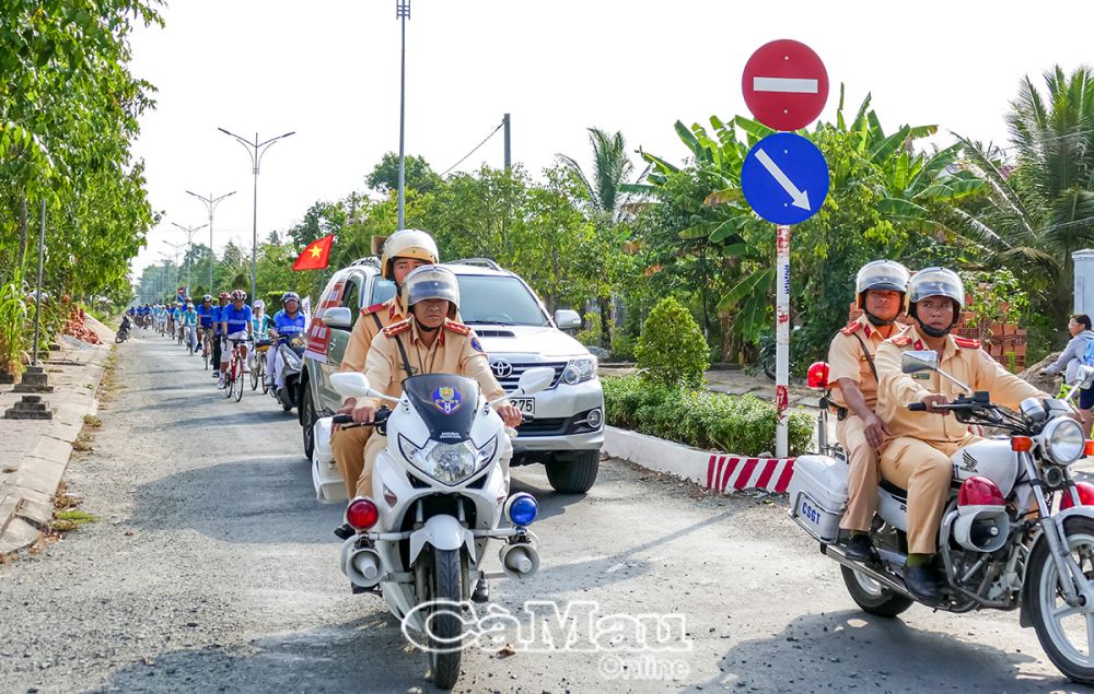 Ra quân đảm bảo an toàn giao thông thời điểm cuối năm.