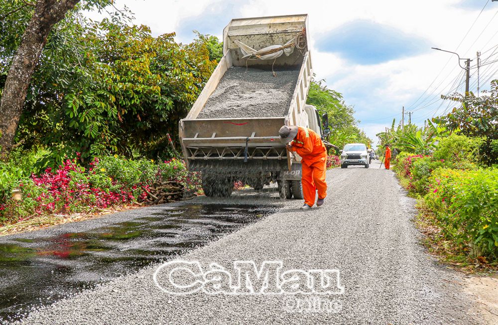 Sau khi vệ sinh đoạn đường trong phạm vi thi công, sẽ phun tưới nhựa, rải đá, lu rèn nhiều lần.