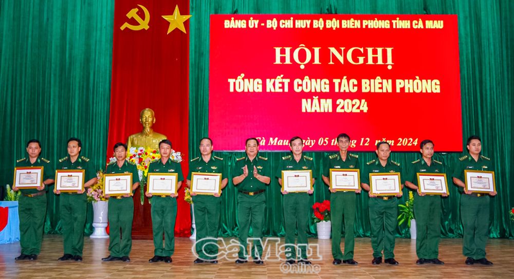 Đại tá Phạm Anh Chương, Chỉ huy trưởng tặng giấy khen cho các cá nhân có thành tích trong xuất sắc trong phong trào thi đua quyết thắng năm 2024.