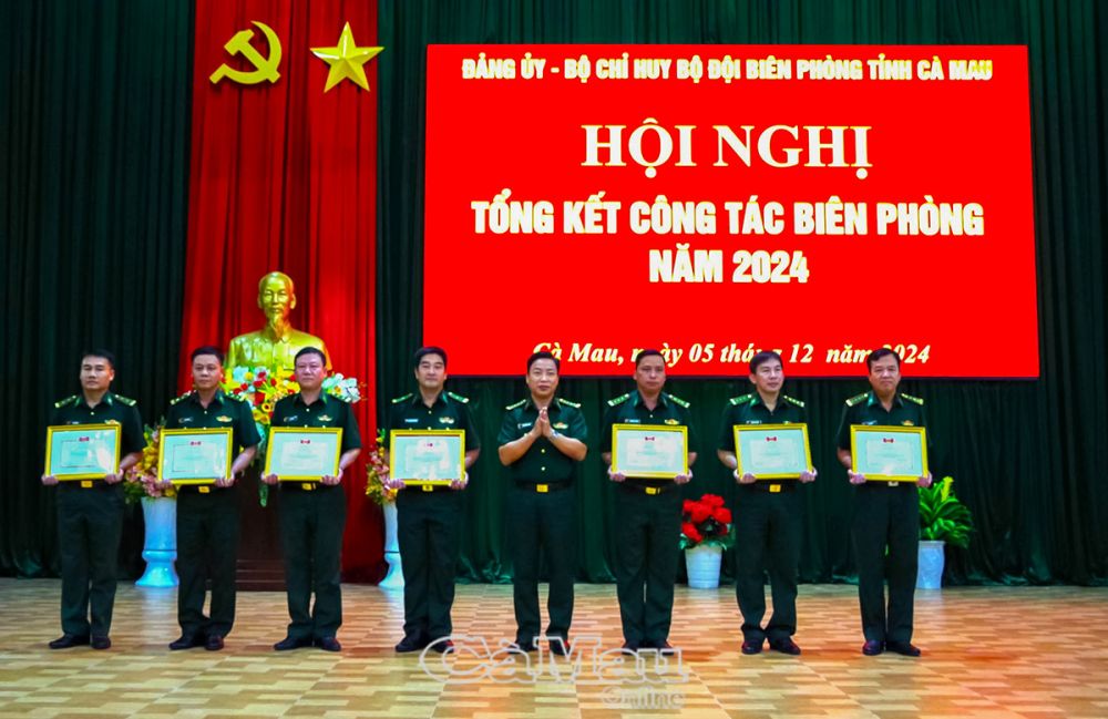 Đại tá Phạm Minh Giang, Bí thư Đảng uỷ, Chính uỷ BĐBP tỉnh tặng giấy khen cho các tập thể có thành tích xuất sắc trong phong trào thi đua quyết thắng năm 2024.