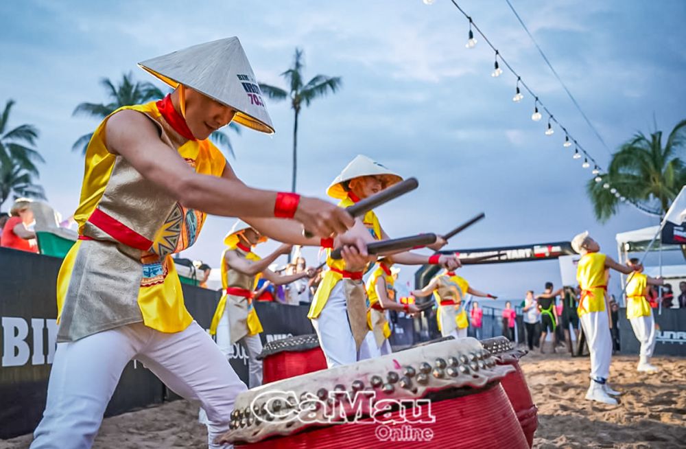 Không khí hào hứng và sôi động tại khu vực xuất phát, với sự cổ vũ nhiệt tình từ đội trống cổ động, tạo động lực cho các VÐV bắt đầu hành trình chinh phục thử thách.