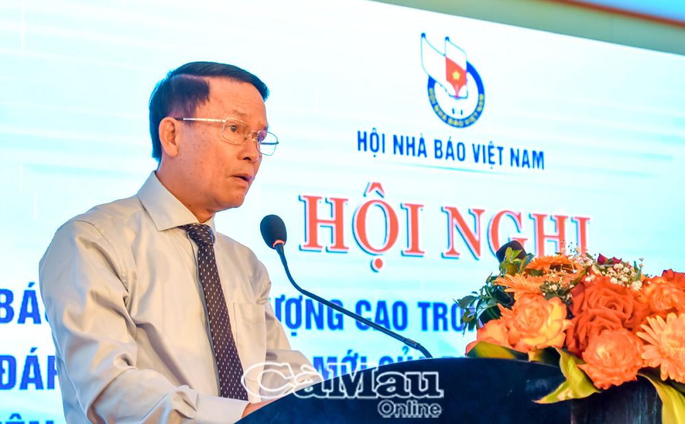 2. Nhà báo Nguyễn Đức Lợi, Phó chủ tịch Thường trực Hội Nhà báo Việt Nam phát biểu tại hội nghị.