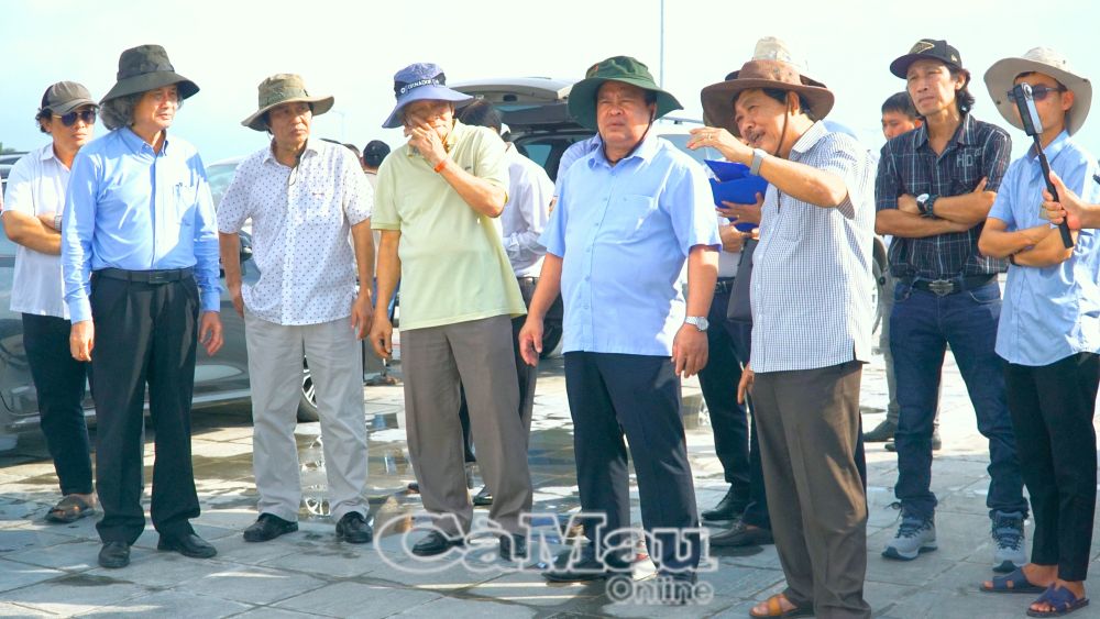 Phó chủ tịch UBND tỉnh Nguyễn Minh Luân cùng đoàn công tác kiểm tra công trình Tượng đài chuyến tàu tập kết ra Bắc.