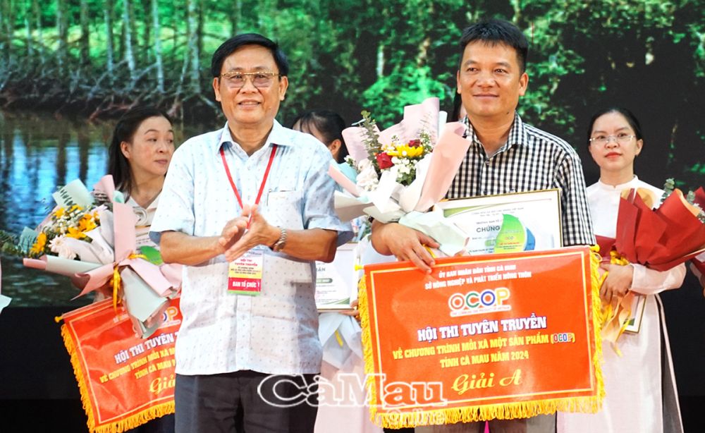 Ông Nguyễn Văn Quân, Phó Giám đốc Sở Nông nghiệp và PTNT, Trưởng Ban tổ chức hội thi trao giải nhất cho đơn vị huyện Trần Văn Thời