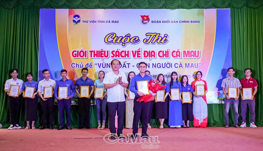 Đoàn cơ sở Bệnh viên Đa khoa Cà Mau​​​​​​​ đạt giải nhất cuộc thi giới thiệu sách về địa chí Cà Mau.