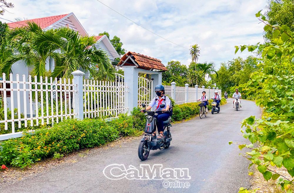 Hệ thống giao thông được đầu tư đồng bộ, hoàn thiện, đáp ứng tốt nhu cầu đi lại, giao thương hàng hoá của người dân. 