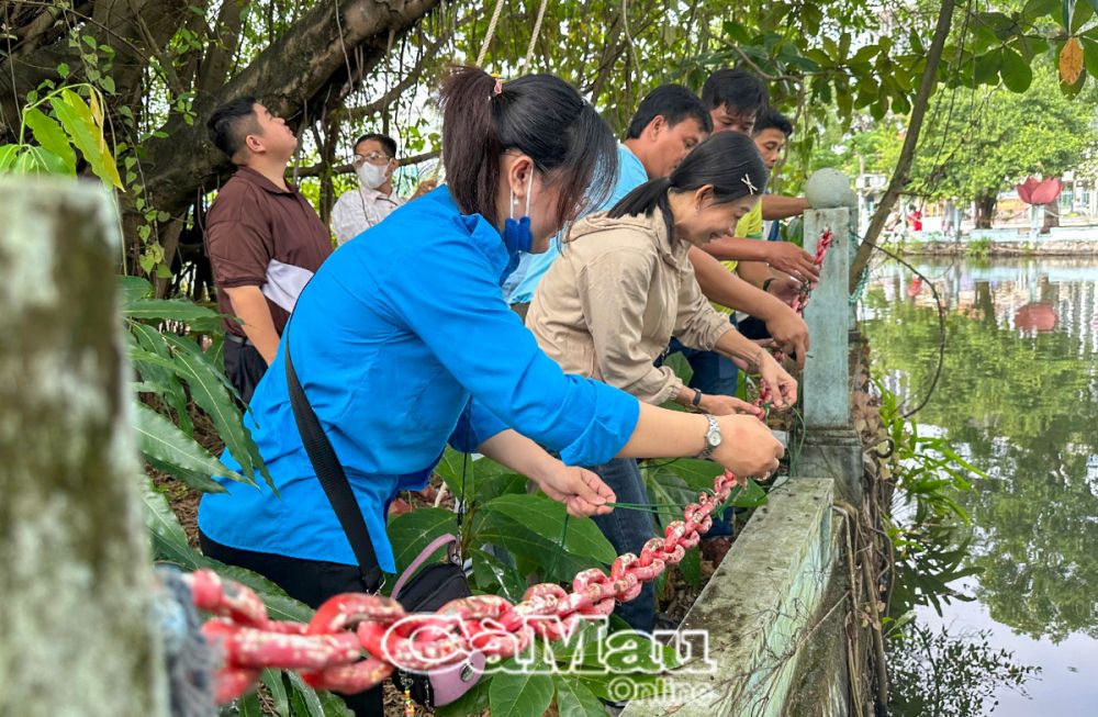 Các kỹ năng về thắt buộc dây an toàn khi sinh hoạt cạnh bờ sông, ao hồ rất được chú trọng.