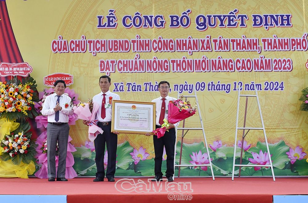 1/ Phó chủ tịch UBND tỉnh Lê Văn Sử trao quyết định của Chủ tịch UBND tỉnh công nhận xã Tân Thành đạt chuẩn nông thôn mới nâng cao.