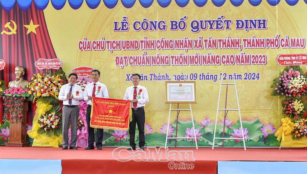 2/ Phó chủ tịch UBND tỉnh Lê Văn Sử tặng Cờ thi đua cho Đảng bộ, chính quyền và Nhân dân xã Tân Thành.