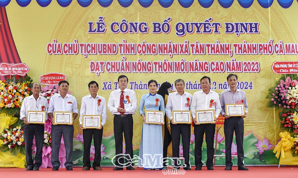 4/ Ông Lê Hoàng Phương, Phó bí thư thường trực Thành uỷ, Chủ tịch HĐND TP Cà Mau, trao giấy biểu dương tập thể, cá nhân.