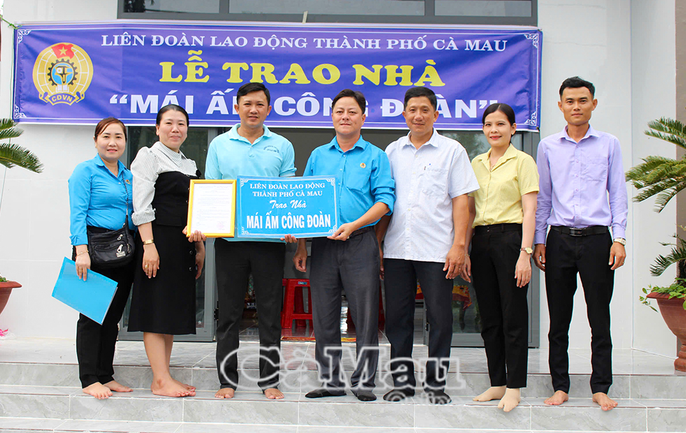 Ông Nguyễn Thành Đương (giữa), Phó Chủ tịch LĐLĐ, Tp. Cà Mau bàn giao nhà Mái ấm công đoàn cho anh Huỳnh Thanh Toán