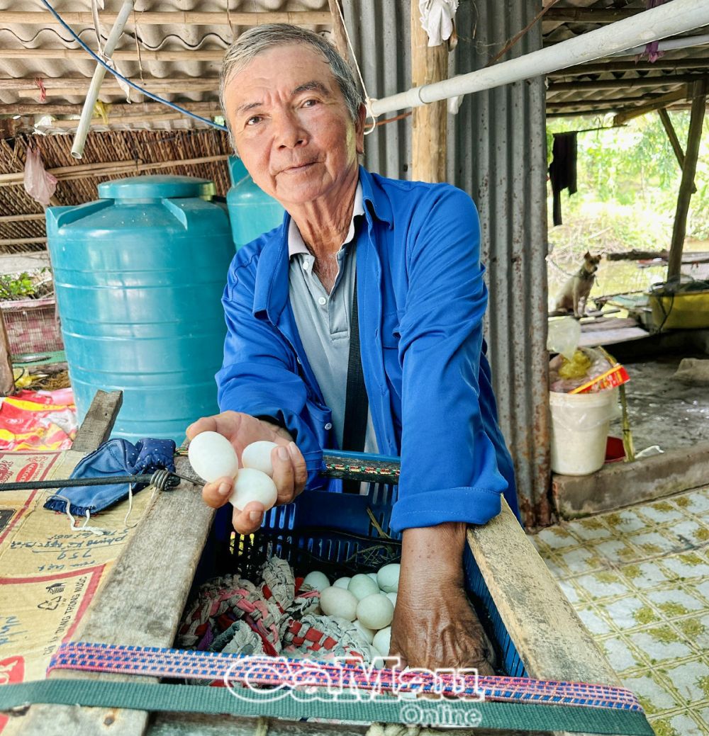 Ông Phạm Văn Ðành được hỗ trợ nhà ở, mô hình sinh kế. Hiện ông Ðành mở thêm nghề mua bán hột vịt, thu nhập gia đình thêm ổn định.