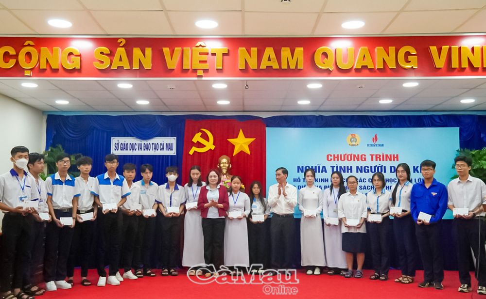 Ông Lê Hoàng Dự, phó giám đốc Sở Giáo dục và Đào tạo tỉnh Cà Mau và bà Nghiêm Thuỳ Lan, Uỷ viên ban thường vụ đảng uỷ Tập đoàn, Chủ tịch công đoàn dầu khí Việt Nam trao học bổng cho các em học sinh.