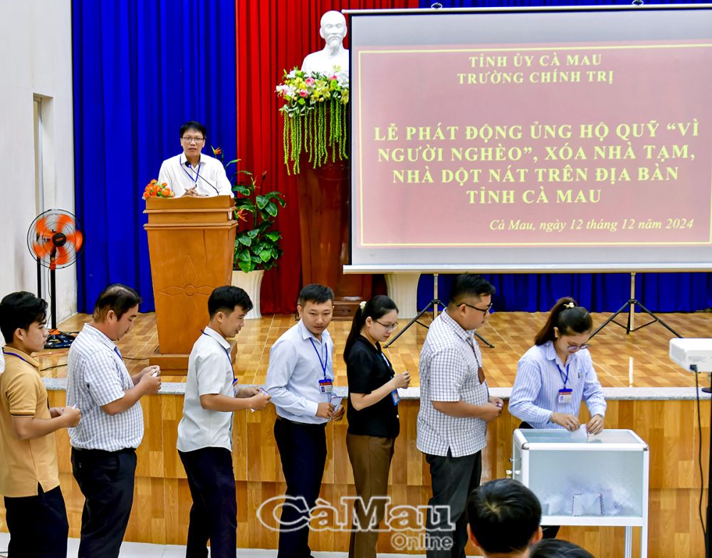 Cán bộ, đảng viên, học viên của trường Chính trị tỉnh quyên góp, ủng hộ Quỹ “Vì người nghèo” và “xóa nhà tạm, nhà dột nát” trên địa bàn tỉnh, sáng 12/12.