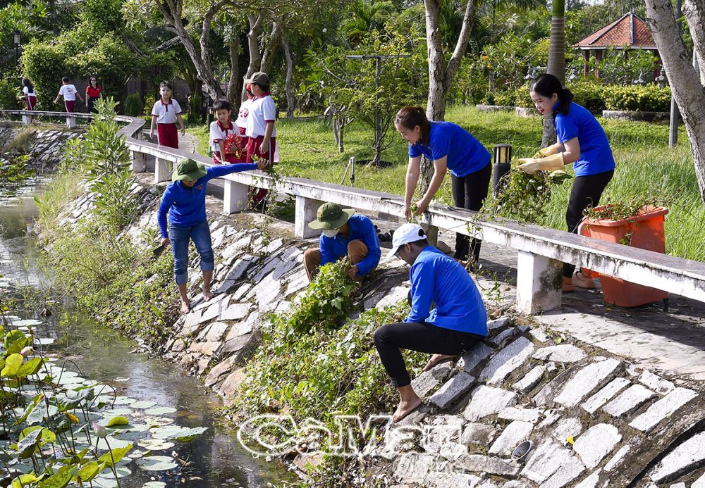 Ðoàn viên, thanh niên thường xuyên đến dọn dẹp vệ sinh, giữ cho khuôn viên Ðền thờ xanh - sạch - đẹp.