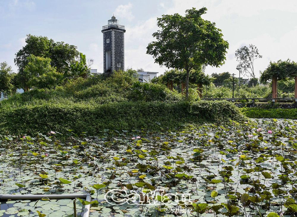 Mô hình đảo Hòn Khoai thu nhỏ có biểu tượng ngọn hải đăng, trong khuôn viên Ðền thờ.