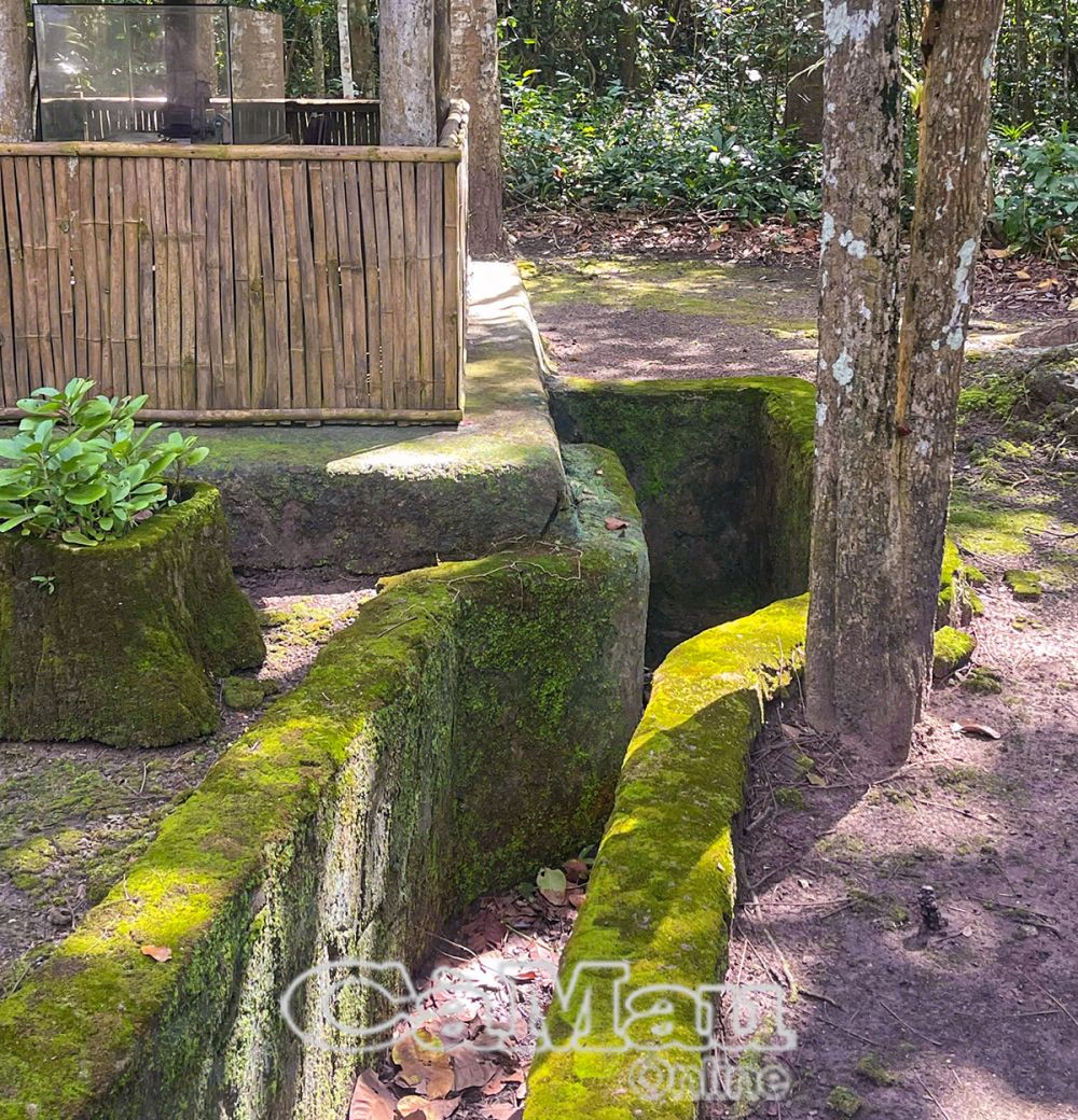 Hố bom và chiến hào trong Khu Di tích.