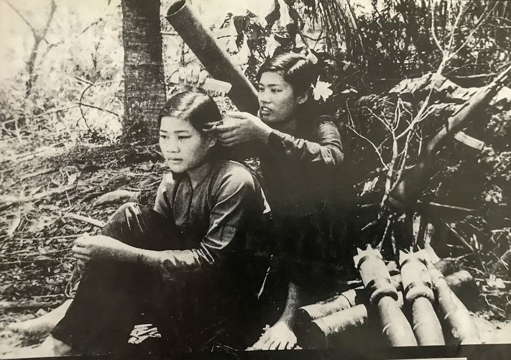 Giây phút bình yên bên công sự (1973). Ảnh tư liệu