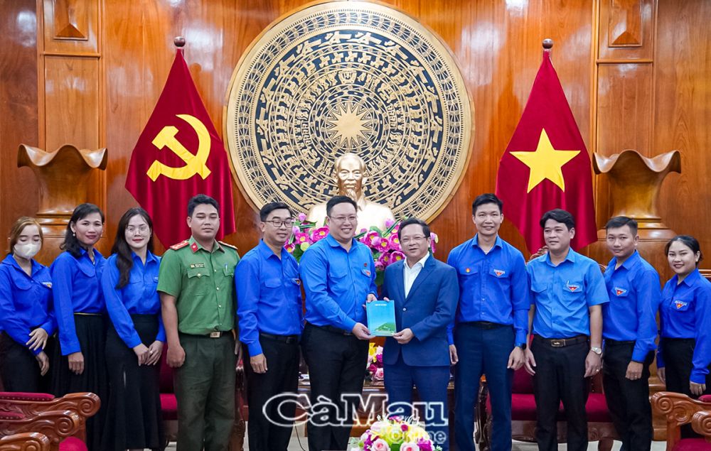 Cuối buổi gặp gỡ, Phó bí thư Thường trực Tỉnh uỷ Nguyễn Đức Hiển trao phần quà của Tỉnh uỷ cho đoàn đại biểu, đồng thời chúc các đại biểu nhiều sức khoẻ, hoàn thành nhiệm vụ, góp sức cho thành công chung của Đại hội.