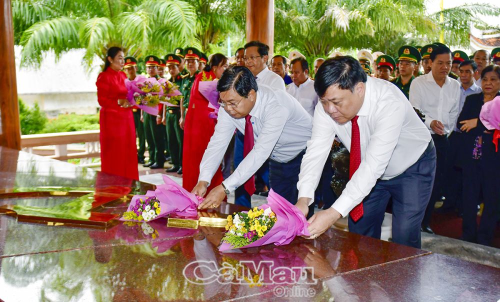 Các đồng chí lãnh đạo tỉnh dâng hoa lên phần mộ, tưởng nhớ, ghi ơn 10 anh hùng liệt sỹ khởi nghĩa Hòn Khoai.