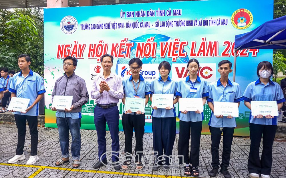 Ông Cao Đình Hồng, Trưởng phòng HC – NS Nhà máy đạm tỉnh Cà Mau trao tặng học bổng cho 20 học sinh, sinh viên có hoàn cảnh khó khăn học tập tôt.