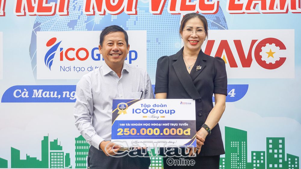 Ths. Dương Thu Thuỷ - Phó trưởng ban phát triển trường thuộc Tập đoàn ICOGroup trao tặng tài trợ cho học sinh, sinh viên học ngoại ngữ trực tuyến.