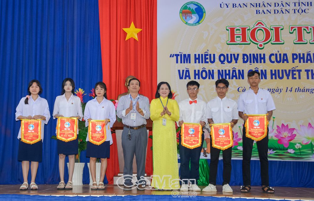 Bà Quách Kiều Mai, Phó trưởng Ban Dân tộc tỉnh và ông Ngô Vũ Linh, Hiệu trưởng Trường Phổ thông dân tộc nội trú tỉnh trao cờ lưu niệm cho các đội thi.