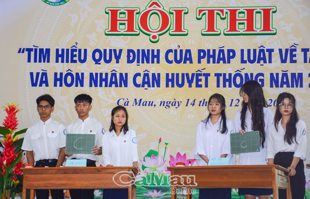 Các đội trả lời ở phần thi trắc nghiệm.