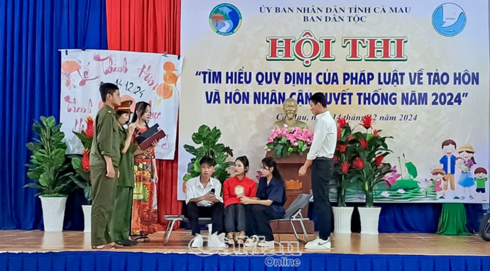 Các đội thi tham gia phần thi sân khấu hóa.