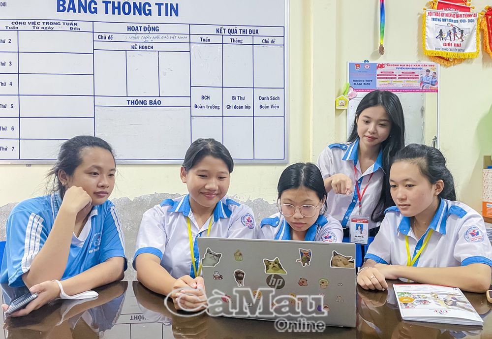 Thành viên Ban Biên tập, bộ phận Phát thanh và Kỹ thuật đang phối hợp chặt chẽ để hoàn thiện nội dung một cách tốt nhất.