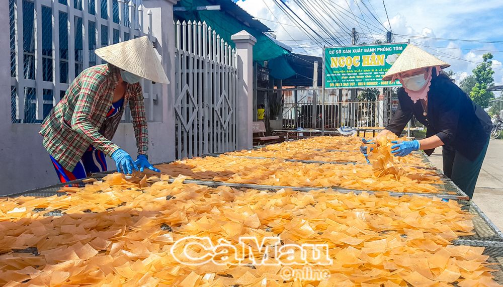 Các cơ sở sản xuất bánh phồng tôm trên địa bàn xã Hàng Vịnh góp phần giải quyết việc làm cho lao động nhàn rỗi ở địa phương.