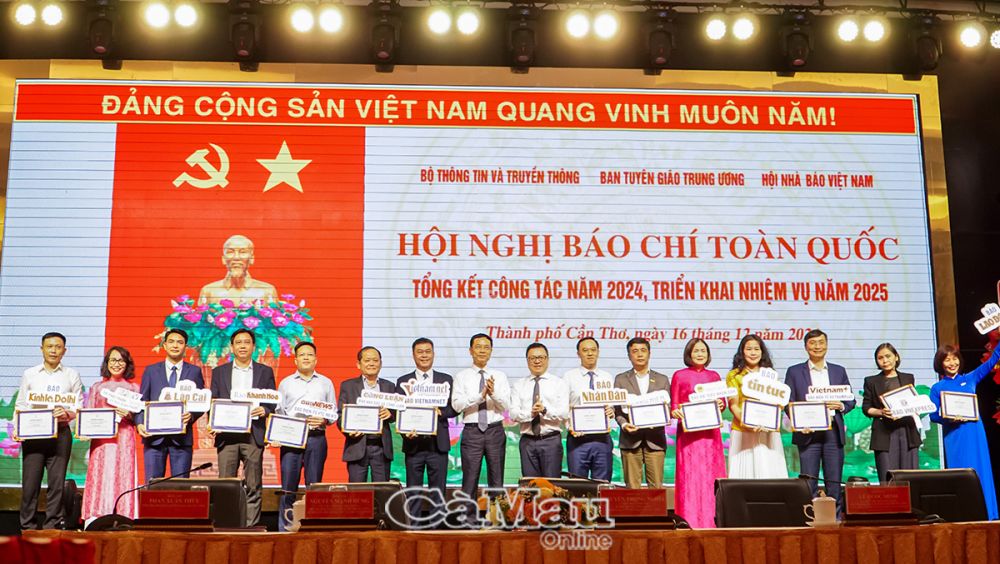 Ban Tuyên giáo Trung ương trao chứng nhận đạt mức xuất sắc chuyển đổi số cho 28 cơ quan báo chí.