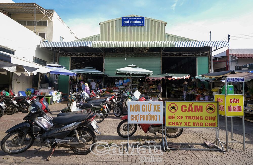 Trước cửa chợ bố trí khu vực đậu xe rộng rãi, ngăn nắp.